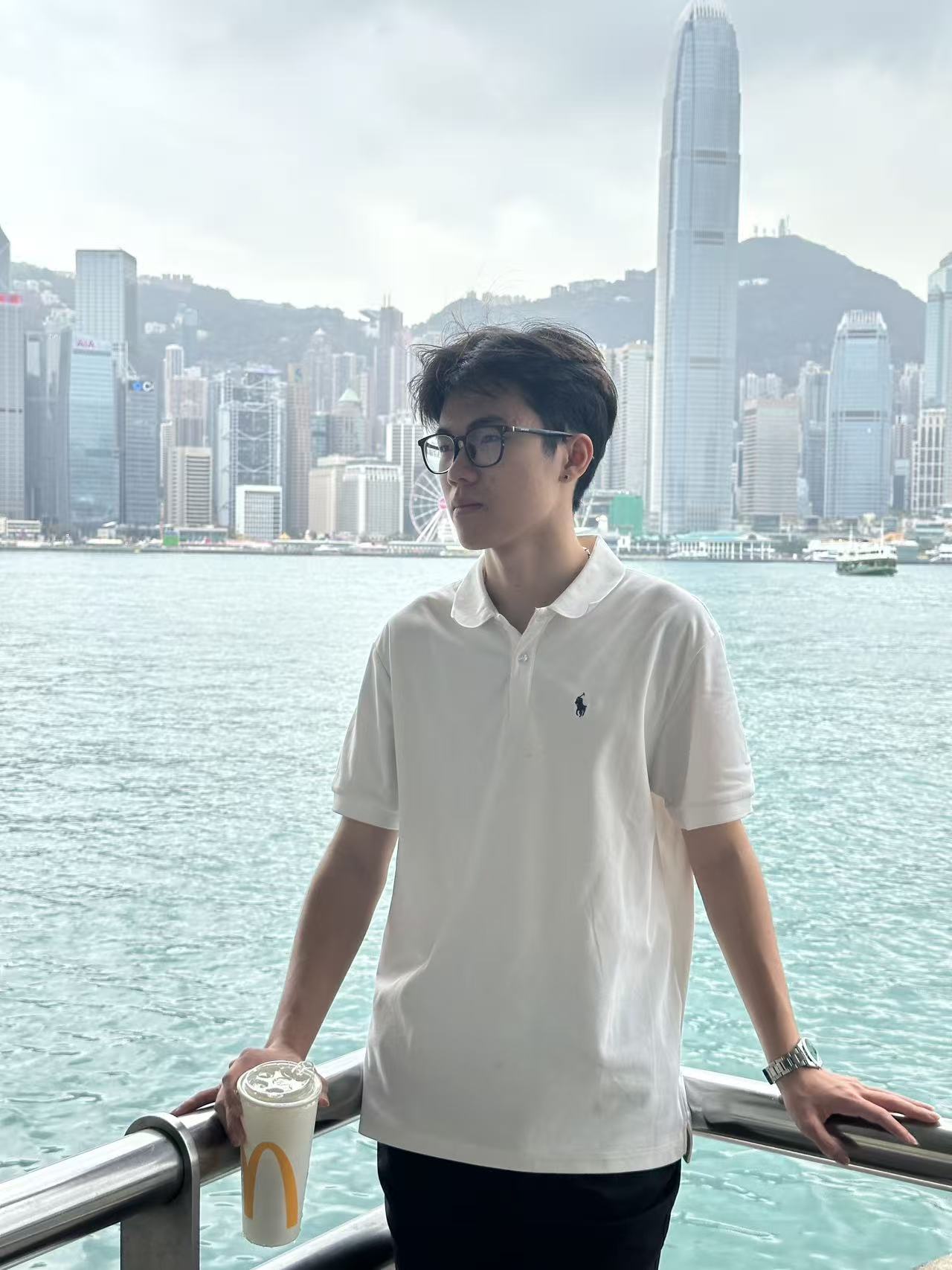 黄振宇站在维多利亚港边